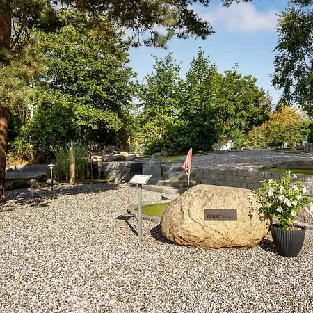Stunning In With Outdoor Swimming Pool Nyaraló
